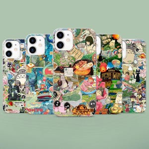 Könnte beinhalten: Fünf Smartphone-Hüllen in einer Reihe, jede mit einer dichten Collage aus farbenfrohen Anime-Figuren, Lebensmitteln und Szenen aus Studio Ghibli-Filmen. Die Designs zeigen verschiedene Kreaturen, Landschaften und ikonische Motive.