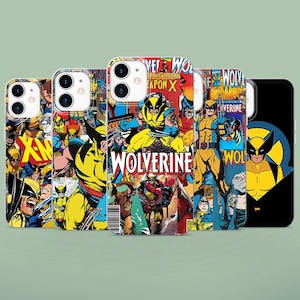 Può includere: Una collezione di cinque cover per smartphone con varie illustrazioni a fumetti del personaggio Wolverine. I design includono costumi gialli e blu, il testo Wolverine, X-Men e Weapon X, e scene d'azione dinamiche tratte dai fumetti.