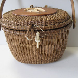 Vintage Farnum Nantucket basket purse, 8 1/2 x 6 1/2, Dolphin and sea gull embellishments, 2 porpoise scrimshaws, wicker signed bucket purse image 2