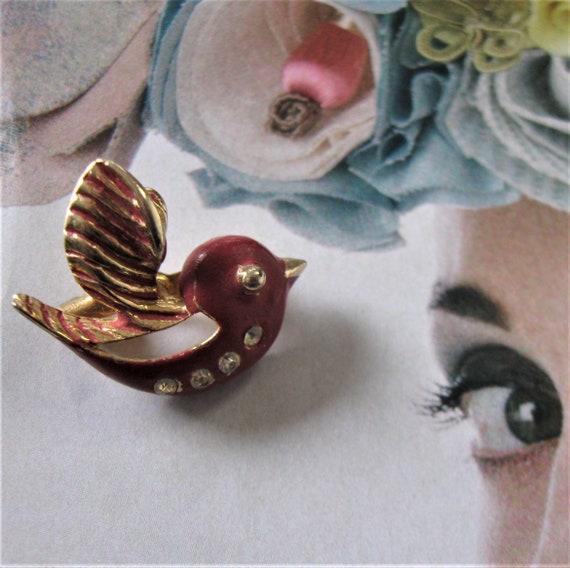 Vintage gold tone and rhinestone bird pin,  1" x … - image 1
