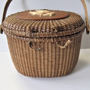 Vintage Farnum Nantucket basket purse, 8 1/2 x 6 1/2, Dolphin and sea gull embellishments, 2 porpoise scrimshaws, wicker signed bucket purse image 3