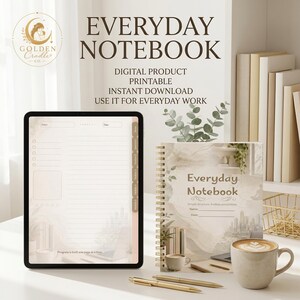 Peut inclure: Une tablette numérique affichant une page de planificateur lignée à côté d'un carnet à spirales intitulé Everyday Notebook. La couverture présente un motif aquarelle doux. Deux stylos dorés et une tasse en céramique sont posés sur le bureau.