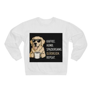 Könnte beinhalten: Ein weißes Langarm-Sweatshirt mit einer Grafik eines Golden Retrievers, der eine schwarze Sonnenbrille trägt und eine weiße Kaffeetasse hält. Der Text lautet: KAFFEE. HUND. SPAZIERGANG. GLÜCKLICH. REPEAT. Die Grafik befindet sich auf schwarzem Grund.