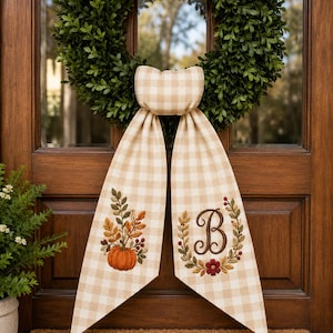 Gepersonaliseerde herfstkransstrik, geborduurde pompoendeurstrik met monogram, herfstdecoratie voor de voordeur