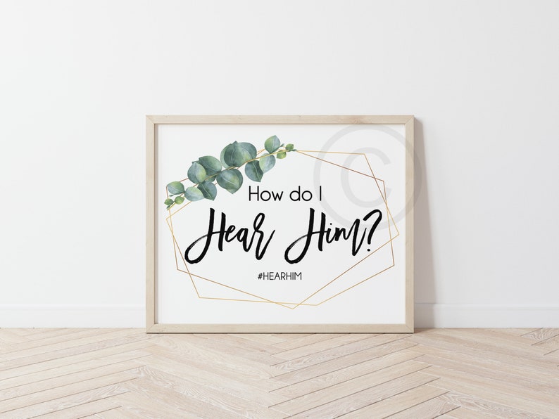 K&ouml;nnte beinhalten: Ein wei&szlig;es Schild mit einem goldenen geometrischen Rahmen und gr&uuml;nen Eukalyptusbl&auml;ttern. Das Schild sagt "How do I Hear Him?" mit dem Hashtag #HEARHIM darunter.