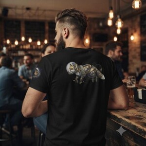 トレンディなミディアムウェイトのメンズシャツ｜幾何学模様の宇宙キツネTシャツ｜宇宙飛行士ヘルメットキツネTシャツ