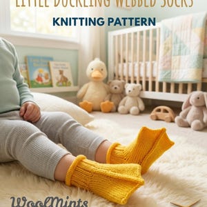 Puede incluir: Un patrón de tejido titulado Little Duckling Webbed Socks de WoolMints. La imagen muestra un par de calcetines tejidos a mano de color amarillo brillante con un diseño de pie palmeado, con puño acanalado y una sección de dedos ancha y plana.