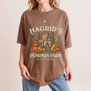 Hagrids pumpafält komfortfärger skjorta, vintage Halloween-skjorta, trollkarlshöst-t-shirt, kuslig säsongsmagi grafisk t-shirt present till henne