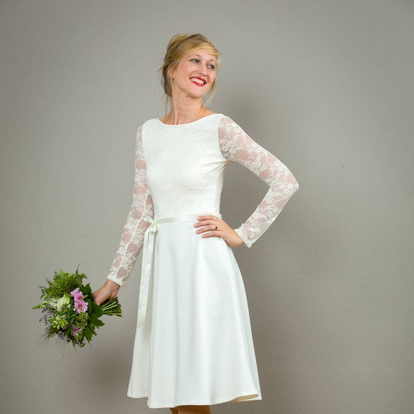 Kurzes, schlichtes Brautkleid mit Rückenausschnitt und Spitze in cremeweiss - Tiffany