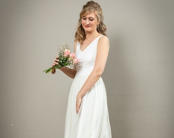 Short romantic wedding dress with back neckline and tulle skirt - Milena