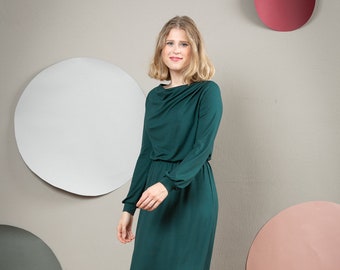 Tailliertes Kleid mit asymmetrischem Ausschnitt in meergrün - Pheline