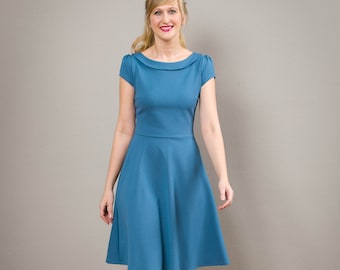 Kleid mit feinem Kragen und schwingendem Rock in lavendelblau - Malva