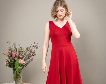 Dress with back neckline and plate skirt in red - Maya