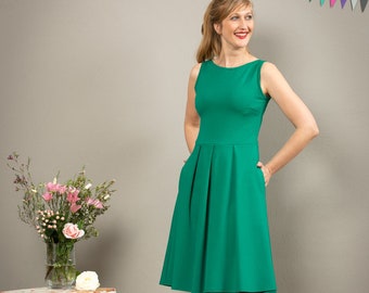 Elegant dress with open back and pleated skirt in emerald green - Valerie