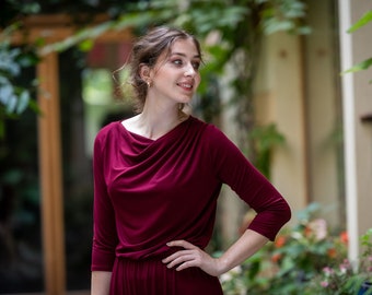 Tailliertes Kleid Pheline mit asymmetrischem Ausschnitt in bordeaux