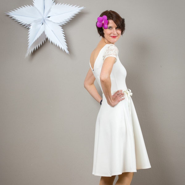 Kurzes Brautkleid mit Rückenausschnitt und Tellerrock in cremeweiss - Tiffany