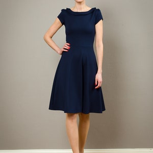 Elegantes dunkelblaues Kleid mit Kragen und Tellerrock Malva Bild 3