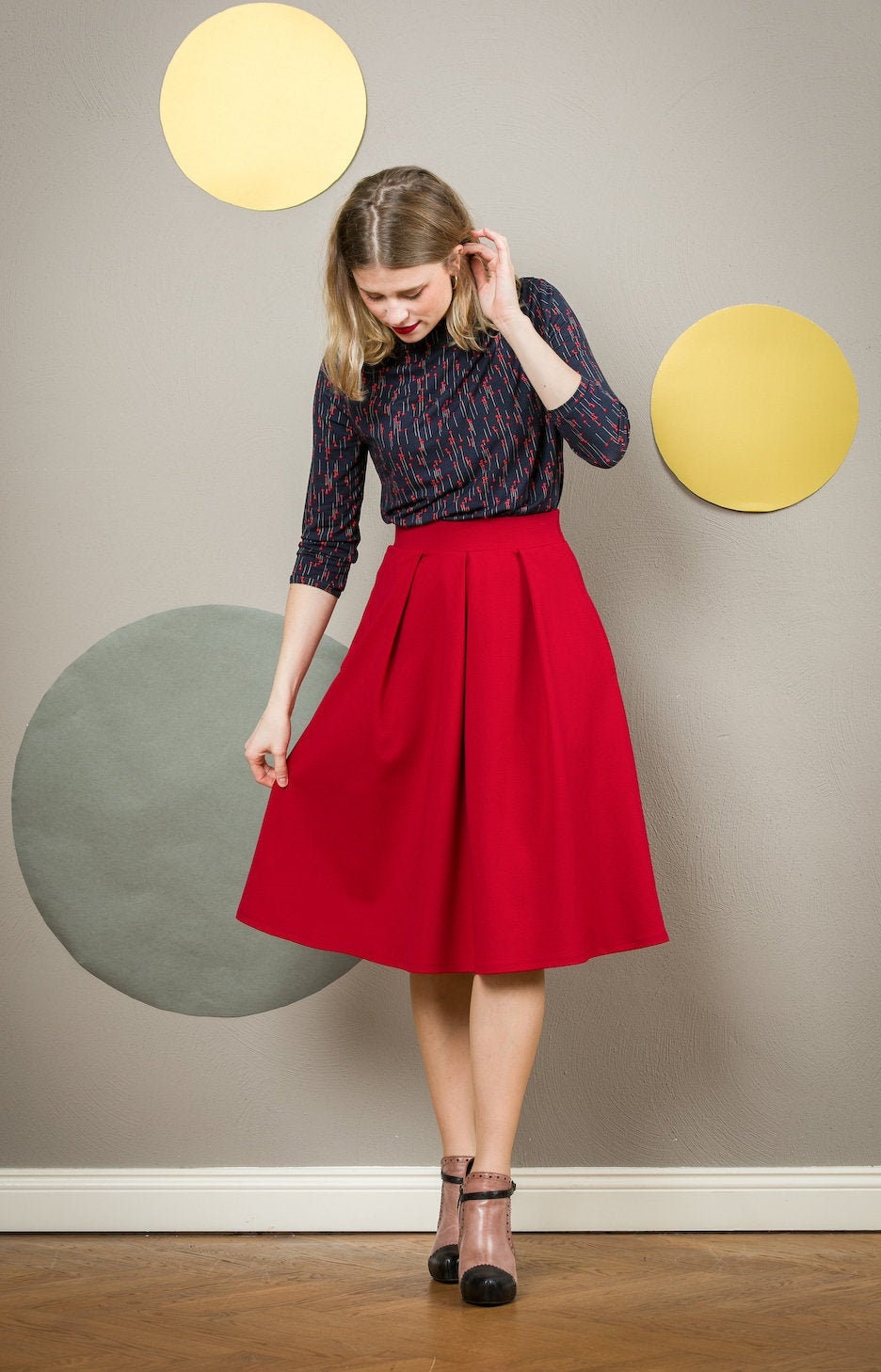 Jupe plissée rouge sale