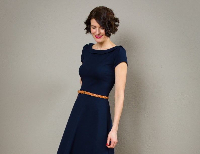 Elegantes dunkelblaues Kleid mit Kragen und Tellerrock Malva Bild 1
