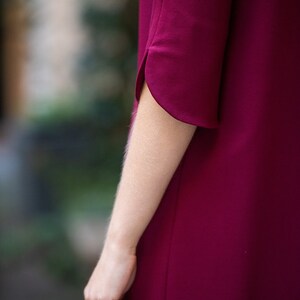 Short, simple A-line dress in bordeaux-Charlotta image 3