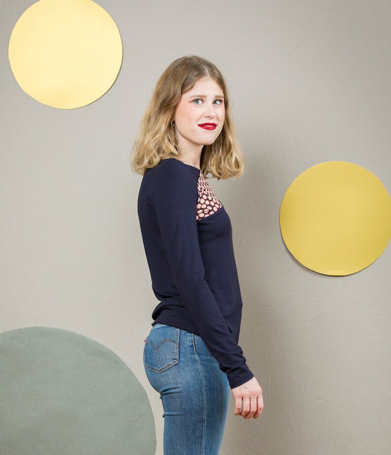 Shirt Goya with crossed submarine neckline in dark blue and circular pattern