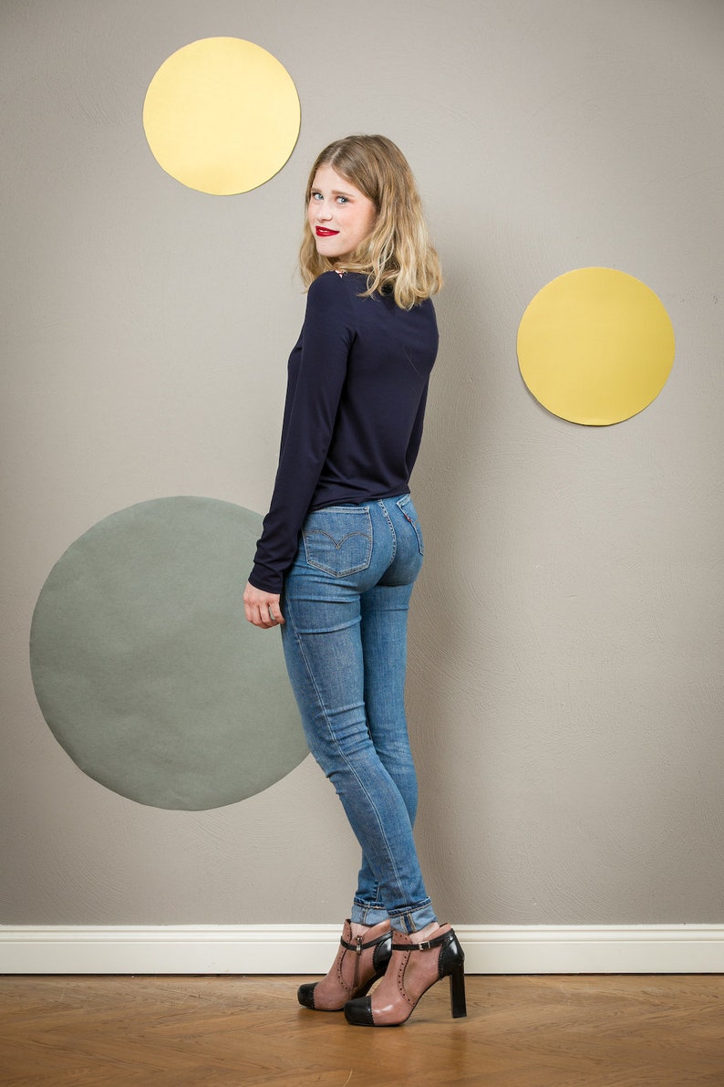 Shirt Goya with crossed submarine neckline in dark blue and circular pattern