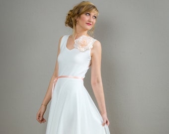 Robe de mariée romantique courte Maya avec une grande jupe en tulle