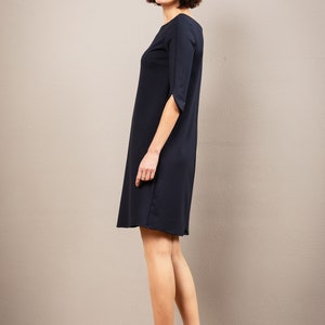 Short, simple A-line dress Charlotta in dark blue image 2