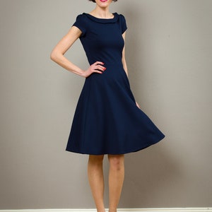 Elegantes dunkelblaues Kleid mit Kragen und Tellerrock Malva Bild 2