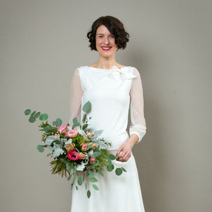 Short, modern wedding dress with flared hip skirt - Merle