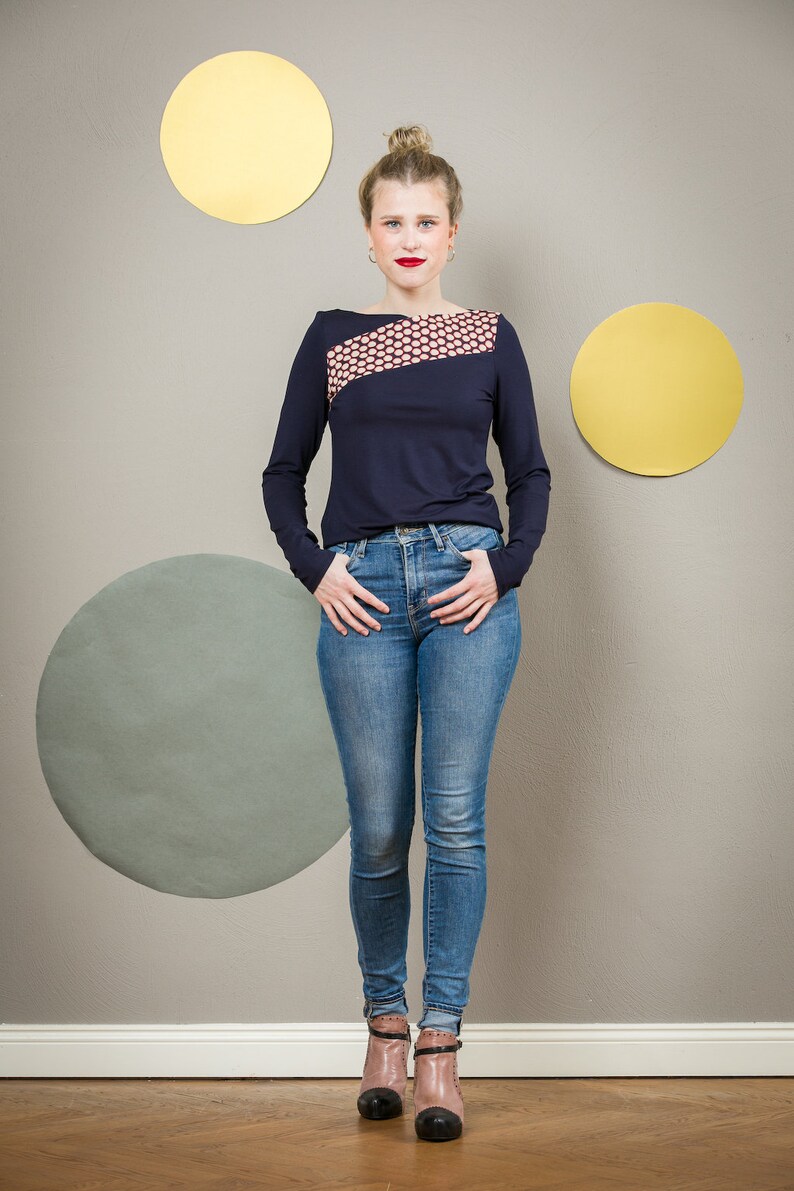 Shirt Goya with crossed submarine neckline in dark blue and circular pattern