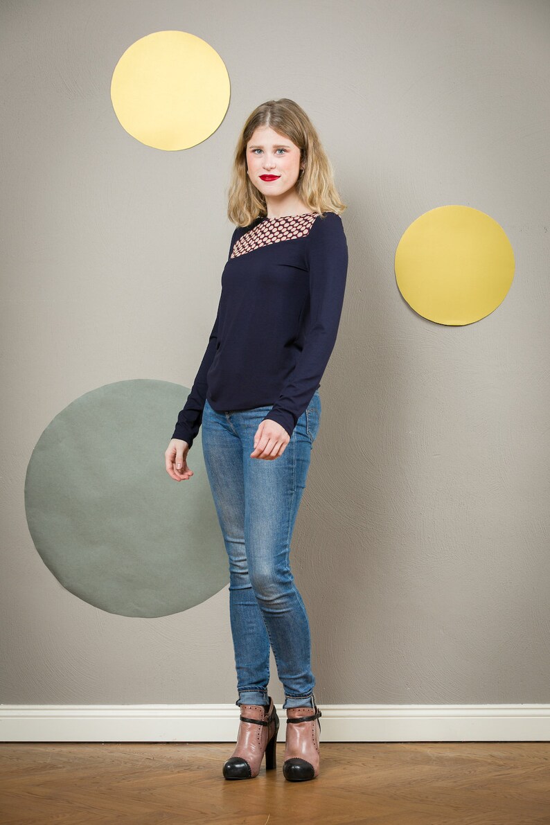 Shirt Goya with crossed submarine neckline in dark blue and circular pattern