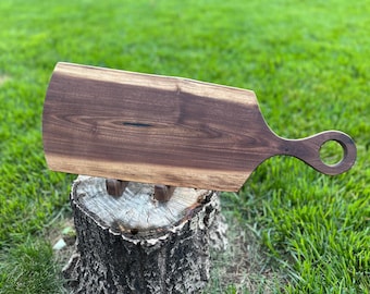 Handgjord charkuteribricka i valnöt med live edge och specialdesignat handtag | Rustikt serveringsfat i svart valnöt, ostbricka, unik inflyttningspresent