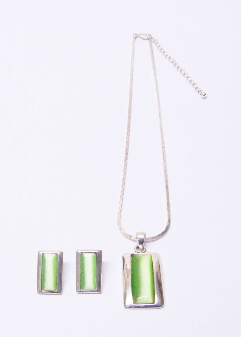 Apple Green Rectangle Glass on Silver Pendant Necklace /& Earrings Set