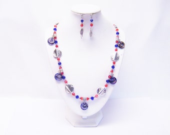 Verzilverd gedraaid hart w / ronde blauwe swirl top geboorde glazen kraal ketting / oorbellen set