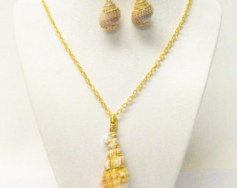 Beautiful Sea Shell Pendant w/Gold Plated Trim Necklace/Earrings