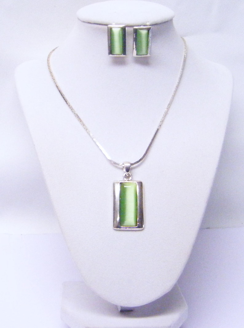 Apple Green Rectangle Glass on Silver Pendant Necklace /& Earrings Set