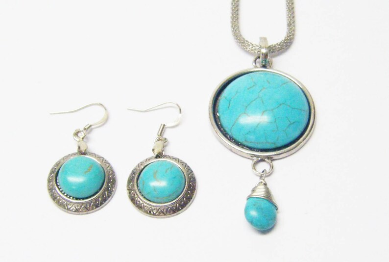 Large Round Silver wTurquoise Cabochon Pendant Necklace /& Earrings Set