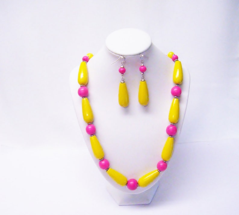 Painted Yellow Teardrop /& Round Fuchsia Pink Wood Bead NecklaceEarrings Set