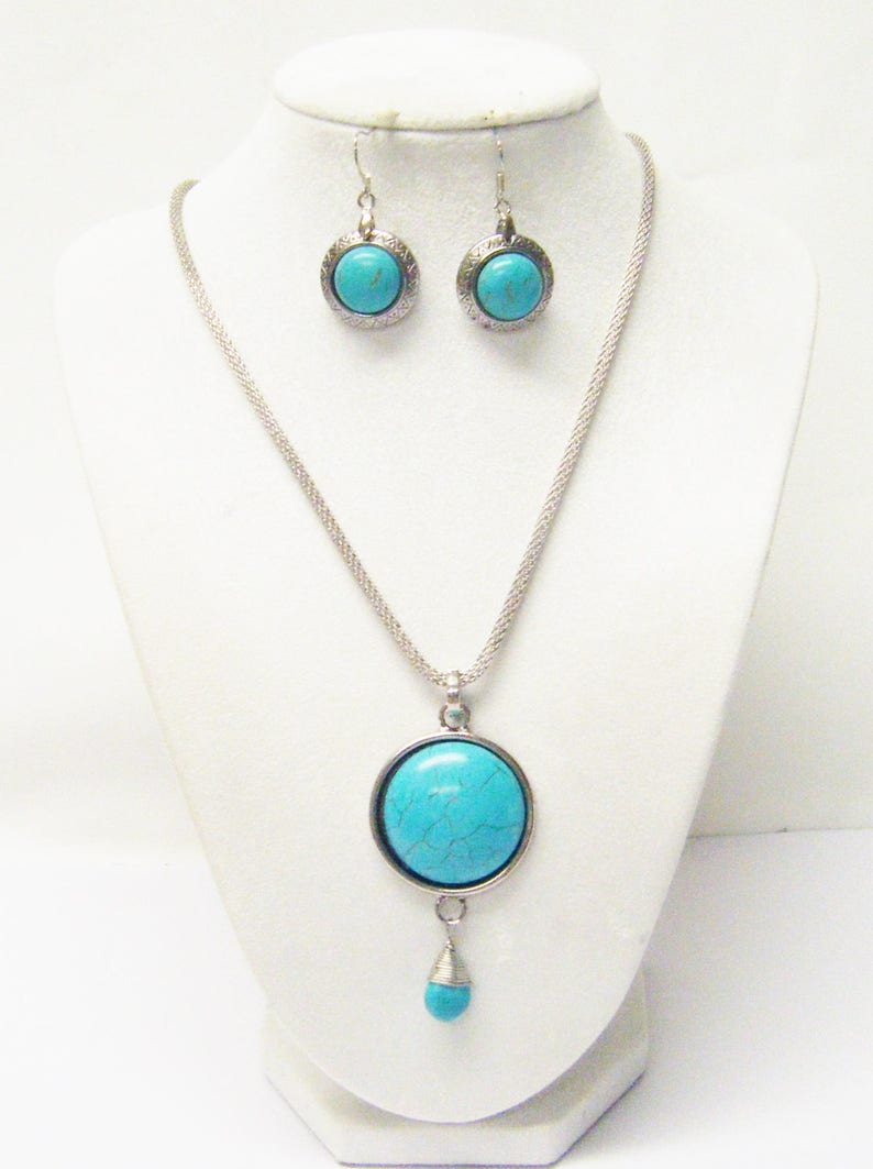Large Round Silver wTurquoise Cabochon Pendant Necklace /& Earrings Set