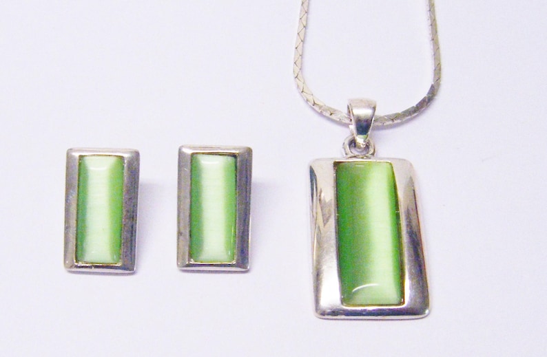 Apple Green Rectangle Glass on Silver Pendant Necklace /& Earrings Set