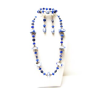 Collana/braccialetto/orecchini con perline di vetro a forma di ciambella piatta, in ceramica, con vortice bianco/blu e blu