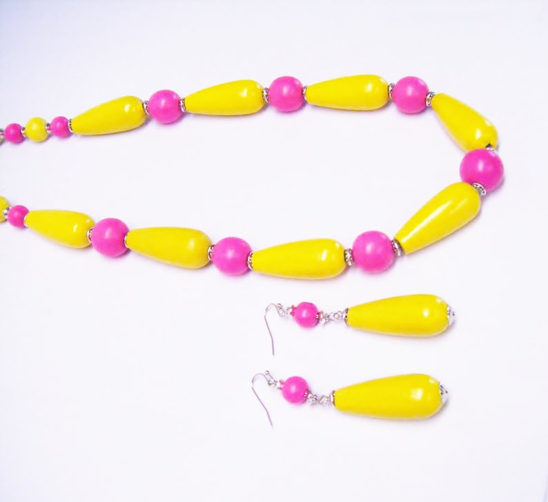 Painted Yellow Teardrop /& Round Fuchsia Pink Wood Bead NecklaceEarrings Set