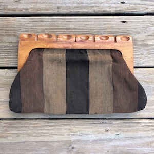 Cartera de mano tejida vintage de los años 50, cartera con asa de madera, cartera de vacaciones única, cartera pequeña, cartera de mediados de siglo, cartera retro boho hippie