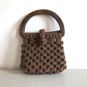 vintage woven bag wooden top handle purse boho hippie purse small brown handbag chunky knit purse retro 70s summer handbag market bag