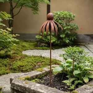 Handgjord kopparfärgad Echinacea trädgårdspåke, rustik metallblomma trädgårdskonstskulptur