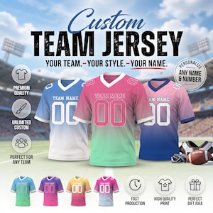 Pode incluir: Três camisolas de equipa personalizadas com decote em V e mangas curtas, com designs de cores degradé, o texto "TEAM NAME" e o número "00". As camisolas são apresentadas contra um fundo de estádio com vários ícones e textos.