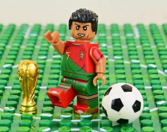 Minifigure MOC di Cristiano Ronaldo, giocatore di calcio della nazionale portoghese numero 7, maglia rossa e verde, ideale come regalo di Natale per uomini e tifosi.