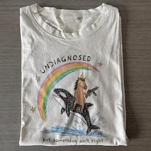 Sarkastisk odiagnostiserad men något stämmer inte T-shirt, sarkastisk humor T-shirt, mental hälsa humor, retro vintage