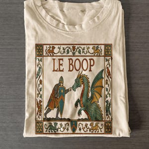 Le Boop T-shirt, present till bokälskare och fantasyfans, rolig drakriddare grafisk t-shirt, medeltida fantasy humortröja